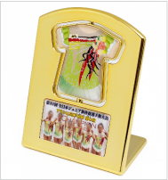 商品番号：KG-04、オリジナルユニフォーム型回転スタンド(ゴールド)